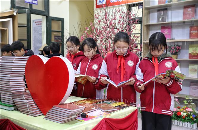 Các học sinh tham quan các gian trưng bày sách. Ảnh: Danh Lam - TTXVN