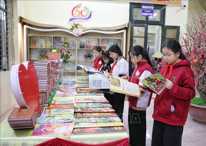 Học sinh tham quan các gian trưng bày sách. Ảnh: Danh Lam - TTXVN