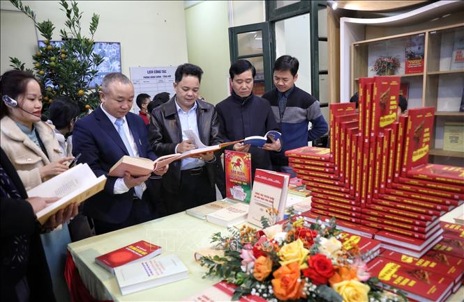 Đại biểu tham quan trưng bày sách, báo mừng Đảng, mừng Xuân. Ảnh: Danh Lam - TTXVN 