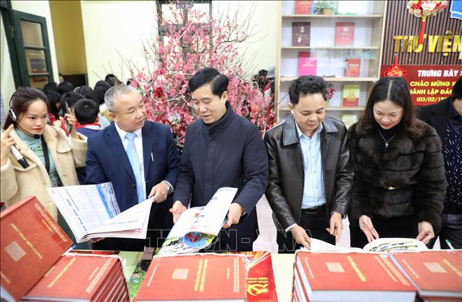 Đại biểu tham quan trưng bày sách, báo mừng Đảng, mừng Xuân. Ảnh: Danh Lam - TTXVN 