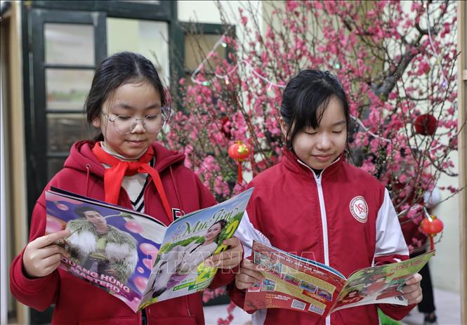 Học sinh tham quan các gian trưng bày sách. Ảnh: Danh Lam - TTXVN