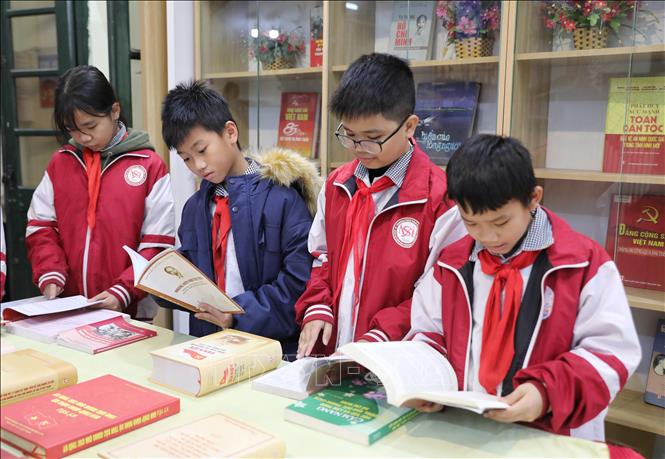 Học sinh tham quan các gian trưng bày sách. Ảnh: Danh Lam - TTXVN
