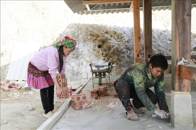 Vợ chồng anh Thào Thành Sinh, thôn Làng Sang, xã Púng Luông (Lào Cai) nỗ lực hoàn thành ngôi nhà để kịp đón Tết. Ảnh: Tuấn Anh - TTXVN