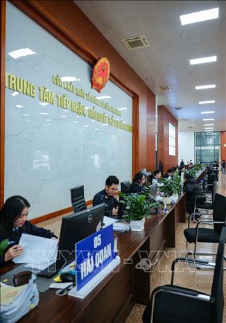 Việc Hải quan triển khai khai tờ khai trực tuyến trong tiến trình chuyển đổi số góp phần tạo thuận lợi cho doanh nghiệp, nâng cao hiệu quả quản lý nhà nước, qua đó tiết kiệm thời gian cho các doanh nghiệp. Ảnh: Hoàng Hiếu - TTXVN