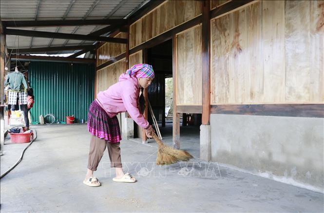Chị Vàng Thị Mai, thôn Làng Sang, xã Púng Luông (Lào Cai) phấn khởi dọn nhà cửa khi năm nay cả gia đình được đón Tết trong căn nhà mới. Ảnh: Tuấn Anh - TTXVN