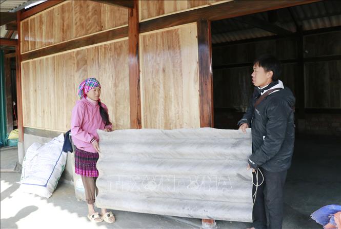 Những ngày giáp Tết Nguyên đán Bính Ngọ 2026, vợ chồng chị Vàng Thị Mai, thôn Làng Sang, xã Púng Luông (Lào Cai) tất bật dọn dẹp nhà cửa, mua sắm đồ dùng, thiết bị sinh hoạt để đón Tết. Ảnh: Tuấn Anh - TTXVN