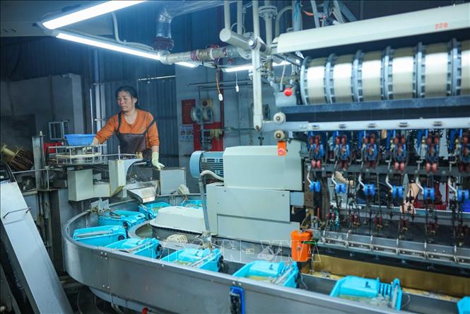 Dây chuyền ươm tơ hiện đại của nhà máy Công ty Cổ phần Dâu tằm tơ Yên Bái. Ảnh: Hoàng Hiếu - TTXVN