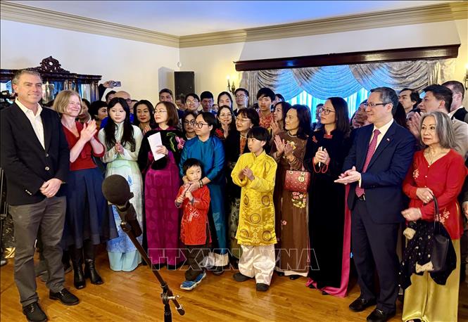 Đại sứ Việt Nam tại Canada Phạm Vinh Quang cùng phu nhân đón tiếp kiều bào về dự Tết Cộng đồng người Việt tại “Nhà Việt Nam”. Ảnh: Thanh Hải - PV TTXVN tại Canada