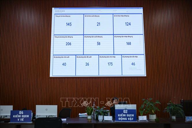 Bảng thông tin về công tác giải quyết thủ tục thông quan tại Cửa khẩu quốc tế đường bộ số II Kim Thành.. Ảnh: Hoàng Hiếu - TTXVN