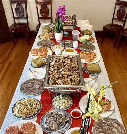 Các món ăn truyền thống trong ngày Tết của người Việt do cán bộ, công nhân viên Cơ quan đại diện chuẩn bị để đón tiếp kiều bào tại “Nhà Việt Nam”. Ảnh: Thanh Hải - PV TTXVN tại Canada