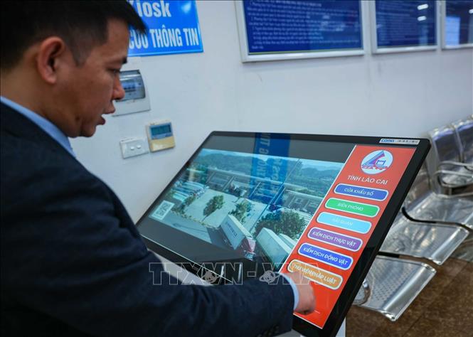 Các ki-ốt thông minh được bố trí tại khu vực cửa khẩu, giúp người dân và doanh nghiệp dễ dàng tra cứu thông tin, hướng dẫn thủ tục hành chính, theo dõi quy trình xử lý hồ sơ, qua đó góp phần nâng cao hiệu quả phục vụ và thúc đẩy chuyển đổi số trong hoạt động cửa khẩu. Ảnh: Hoàng Hiếu - TTXVN