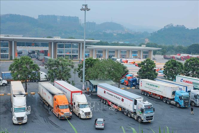 Xe chở hàng xuất khẩu làm thủ tục thông quan tại Cửa khẩu quốc tế đường bộ số II Kim Thành. Ảnh: Hoàng Hiếu - TTXVN