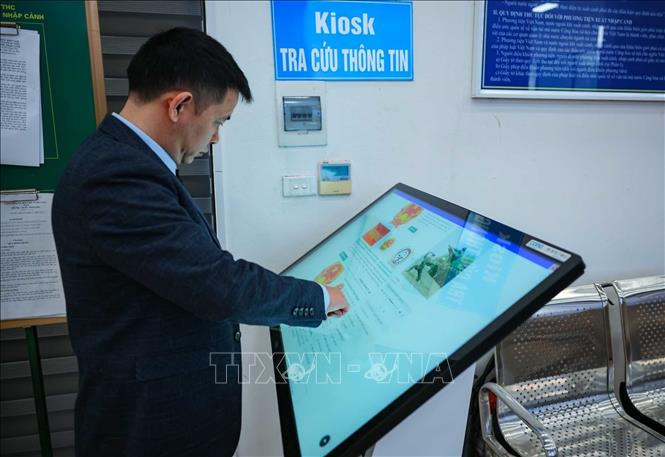 Các ki-ốt thông minh được bố trí tại khu vực cửa khẩu, giúp người dân và doanh nghiệp dễ dàng tra cứu thông tin, hướng dẫn thủ tục hành chính, theo dõi quy trình xử lý hồ sơ, qua đó góp phần nâng cao hiệu quả phục vụ và thúc đẩy chuyển đổi số trong hoạt động cửa khẩu. Ảnh: Hoàng Hiếu - TTXVN