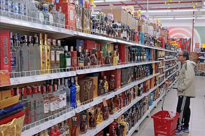 Khu bày bán các loại đồ uống tại Siêu thị Go! Thăng Long. Ảnh: Trần Việt - TTXVN