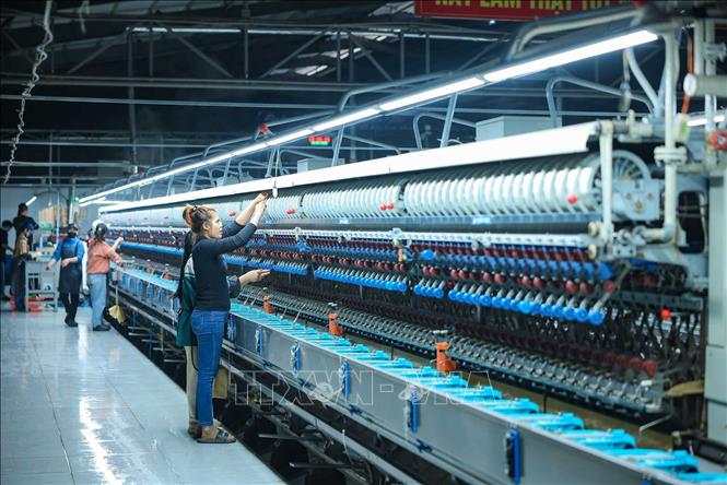 Dây chuyền ươm tơ hiện đại của nhà máy Công ty Cổ phần Dâu tằm tơ Yên Bái. Ảnh: Hoàng Hiếu - TTXVN