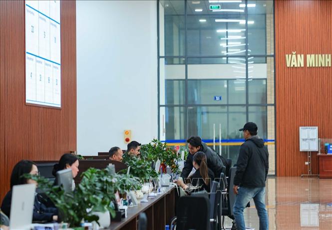 Triển khai thực hiện tờ khai hàng hóa XNK trực tuyến góp phần tạo thuận lợi cho doanh nghiệp, nâng cao hiệu quả quản lý nhà nước, giảm áp lực quá tải tại các cửa khẩu trong thời điểm lượng hàng hoá phục vụ nhu cầu Tết tăng cao. Ảnh: Hoàng Hiếu - TTXVN