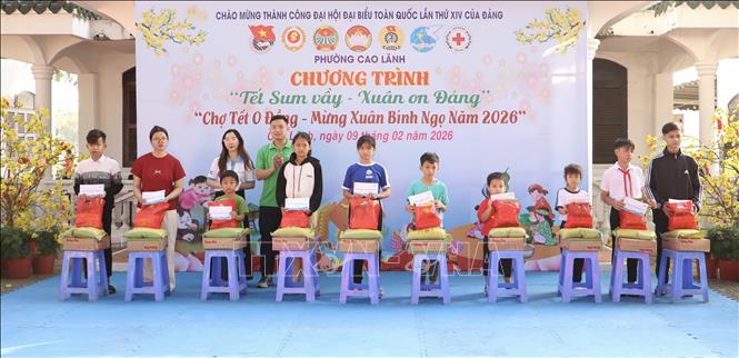 Đại diện “Dự án cho em” trao quà Tết cho trẻ em mồ côi trên địa bàn phường Cao Lãnh. Ảnh: Hồng Nhung - TTXVN
