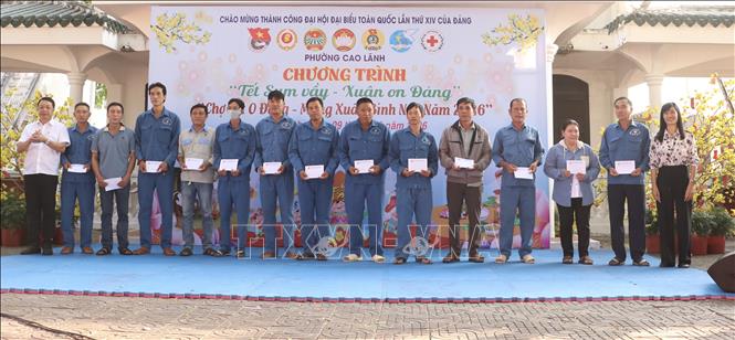 Lãnh đạo UBND phường Cao Lãnh trao quà Tết cho công nhân có hoàn cảnh khó khăn. Ảnh: Hồng Nhung - TTXVN