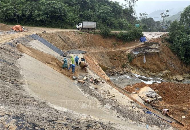 Thi công làm bờ kè chống sạt lở ở xã Trà Tân, thành phố Đà Nẵng. Ảnh: Đỗ Trưởng - TTXVN 