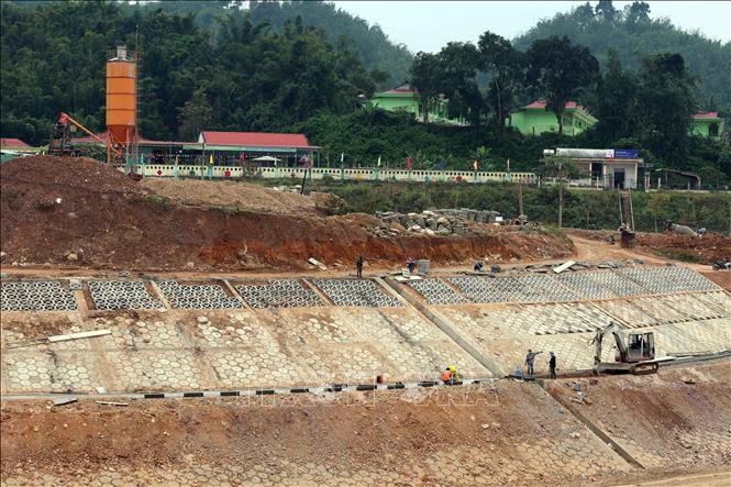 Thi công làm bờ kè chống sạt lở, kết hợp chỉnh trang khu vực dân cư ở xã Tây Giang, thành phố Đà Nẵng. Ảnh: Đỗ Trưởng - TTXVN 