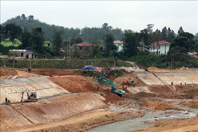 Thi công làm bờ kè chống sạt lở, kết hợp chỉnh trang khu vực dân cư ở xã Tây Giang, thành phố Đà Nẵng. Ảnh: Đỗ Trưởng - TTXVN 