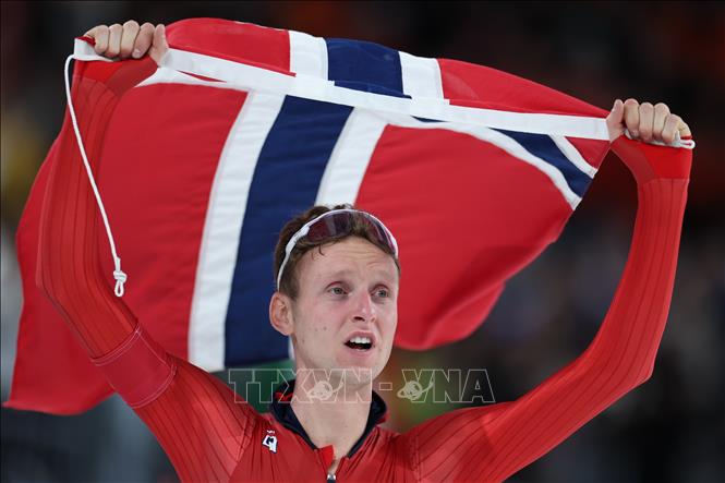 VĐV Sander Eitrem vui mừng sau khi hoàn thành nội dung trượt băng tốc độ 5.000m nam tại Olympic mùa Đông Milan-Cortina 2026 ở Milan, Italy ngày 8/2/2026. Ảnh: THX/TTXVN
