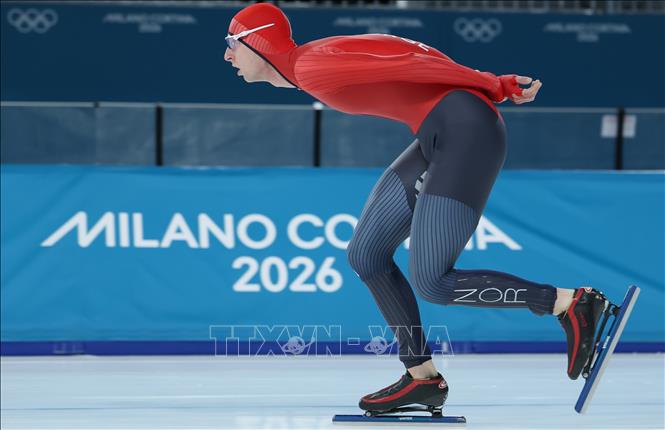 VĐV Sander Eitrem thi đấu nội dung trượt băng tốc độ 5.000m nam tại Olympic mùa Đông Milan-Cortina 2026 ở Milan, Italy ngày 8/2/2026. Ảnh: THX/TTXVN