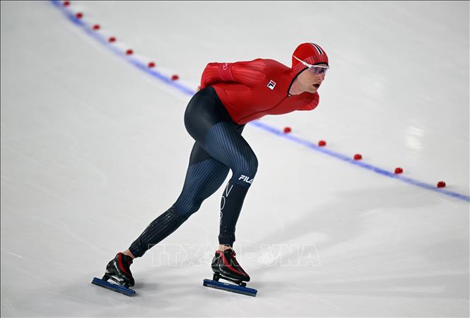 VĐV Sander Eitrem thi đấu nội dung trượt băng tốc độ 5.000m nam tại Olympic mùa Đông Milan-Cortina 2026 ở Milan, Italy ngày 8/2/2026. Ảnh: THX/TTXVN
