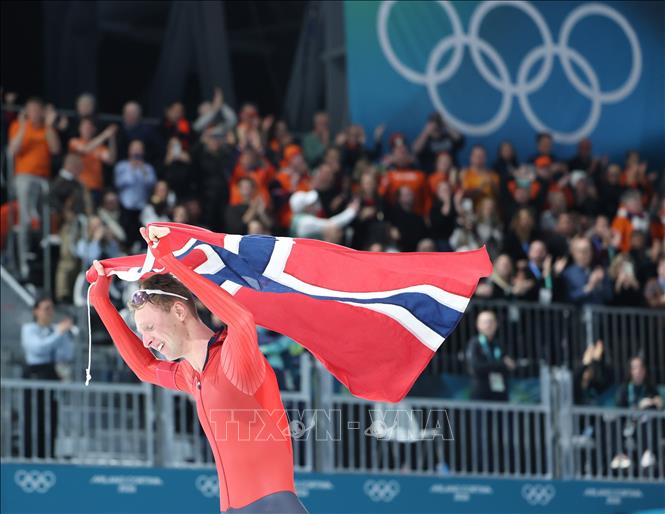 VĐV Sander Eitrem vui mừng sau khi hoàn thành nội dung trượt băng tốc độ 5.000m nam tại Olympic mùa Đông Milan-Cortina 2026 ở Milan, Italy ngày 8/2/2026. Ảnh: THX/TTXVN