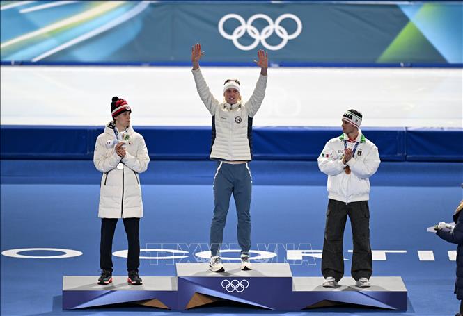 VĐV Sander Eitrem (giữa) giành HCV nội dung trượt băng tốc độ 5.000m nam tại Olympic mùa Đông Milan-Cortina 2026 ở Milan, Italy ngày 8/2/2026. Ảnh: THX/TTXVN
