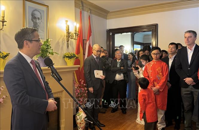 Đại sứ Việt Nam tại Canada Phạm Vinh Quang phát biểu chúc Tết cộng đồng người Việt tại Canada. Ảnh: Hà Linh-PV TTXVN tại Canada