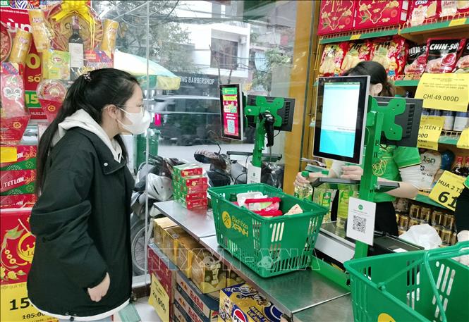 Người tiêu dùng mua sắm tại cửa hàng Bách hóa Xanh (phường Trần Lãm, tỉnh Hưng Yên). Ảnh: Thu Hoài - TTXVN