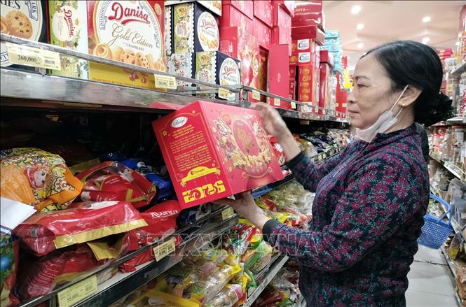 Người tiêu dùng chọn mua hàng tại Siêu thị Kim Anh (phường Trần Hưng Đạo, tỉnh Hưng Yên). Ảnh: Thu Hoài - TTXVN