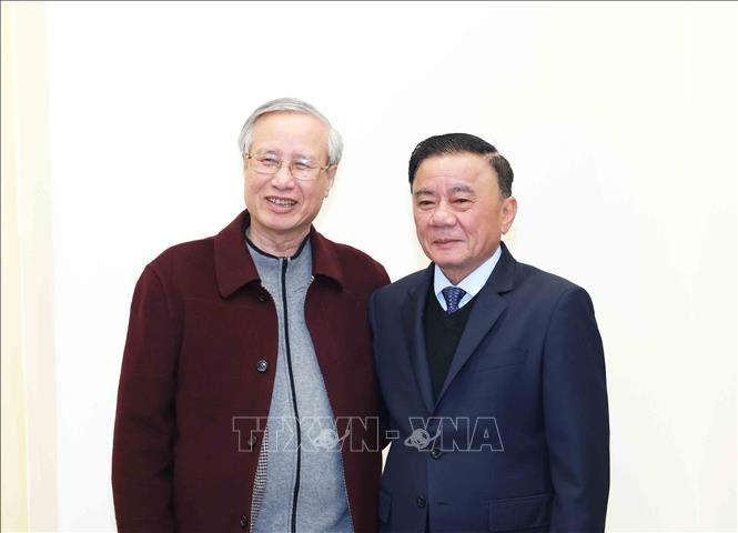 Thường trực Ban Bí thư Trần Cẩm Tú thăm, chúc Tết đồng chí Trần Quốc Vượng, nguyên Uỷ viên Bộ Chính trị, Thường trực Ban Bí thư. Ảnh: Phương Hoa - TTXVN