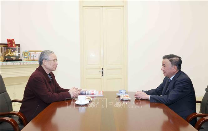 Thường trực Ban Bí thư Trần Cẩm Tú thăm, chúc Tết đồng chí Trần Quốc Vượng, nguyên Uỷ viên Bộ Chính trị, Thường trực Ban Bí thư. Ảnh: Phương Hoa - TTXVN