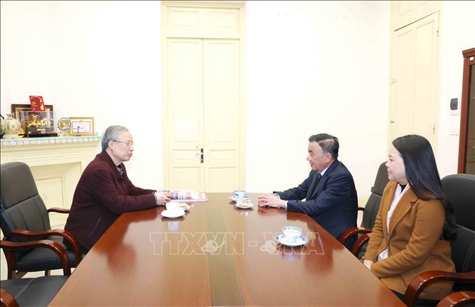 Thường trực Ban Bí thư Trần Cẩm Tú thăm, chúc Tết đồng chí Trần Quốc Vượng, nguyên Uỷ viên Bộ Chính trị, Thường trực Ban Bí thư. Ảnh: Phương Hoa - TTXVN