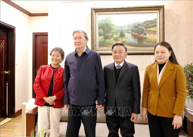 Thường trực Ban Bí thư Trần Cẩm Tú thăm, chúc Tết gia đình đồng chí Đinh Thế Huynh, nguyên Uỷ viên Bộ Chính trị, Thường trực Ban Bí thư. Ảnh: Phương Hoa - TTXVN