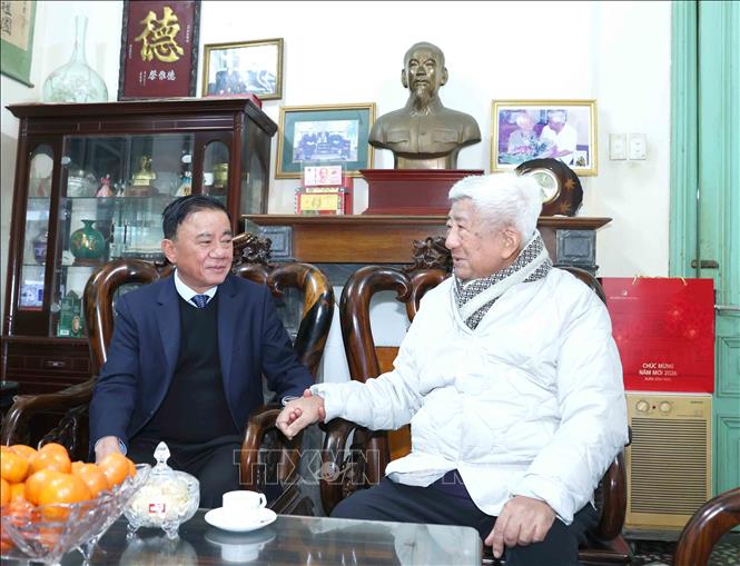 Thường trực Ban Bí thư Trần Cẩm Tú thăm, chúc Tết gia đình đồng chí Phạm Thế Duyệt, nguyên Uỷ viên Bộ Chính trị, Thường trực Bộ Chính trị. Ảnh: Phương Hoa - TTXVN