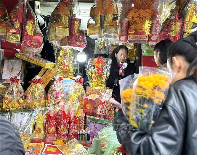 Một cửa hàng bán đồ cúng Ông Công, Ông Táo tại chợ Nguyễn Công Trứ, phường Hai Bà Trưng, thành phố Hà Nội. Ảnh: Quốc Lũy - TTXVN