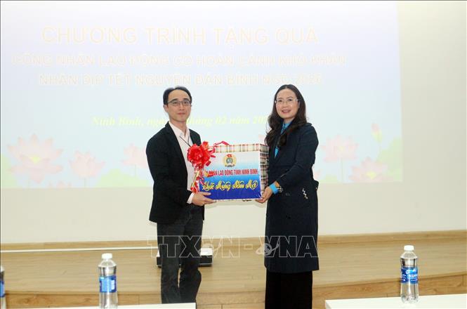 Liên đoàn Lao động tỉnh Ninh Bình tặng quà Tết cho Công ty cổ phần Wistron Infocomm Việt Nam. Ảnh: Nguyễn Chinh - TTXVN