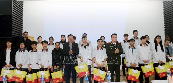 Liên đoàn Lao động tỉnh Ninh Bình tặng 200 suất quà Tết cho công nhân, lao động có hoàn cảnh khó khăn. Ảnh: Nguyễn Chinh - TTXVN