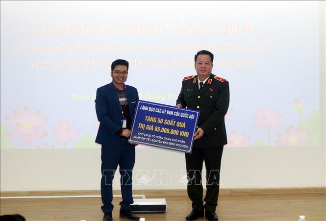 Ủy ban Quốc phòng, An ninh và Đối ngoại của Quốc hội tặng 50 suất quà cho công nhân, lao động có hoàn cảnh khó khăn tại Công ty cổ phần Wistron Infocomm Việt Nam. Ảnh: Nguyễn Chinh - TTXVN