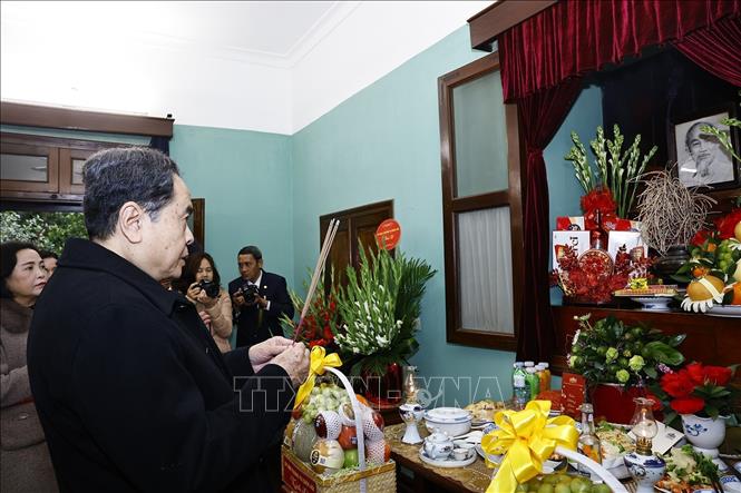 Chủ tịch Quốc hội Trần Thanh Mẫn dâng hương tưởng niệm Chủ tịch Hồ Chí Minh. Ảnh: Doãn Tấn - TTXVN