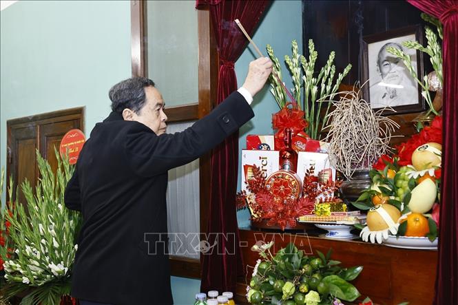 Chủ tịch Quốc hội Trần Thanh Mẫn dâng hương tưởng niệm Chủ tịch Hồ Chí Minh. Ảnh: Doãn Tấn - TTXVN