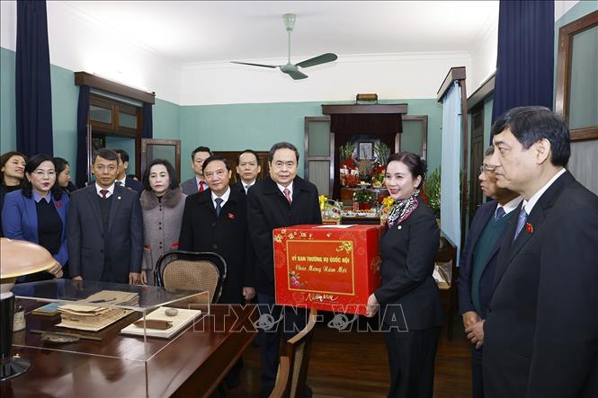 Chủ tịch Quốc hội Trần Thanh Mẫn tặng quà Tết cho cán bộ, nhân viên Khu di tích Chủ tịch Hồ Chí Minh. Ảnh: Doãn Tấn - TTXVN