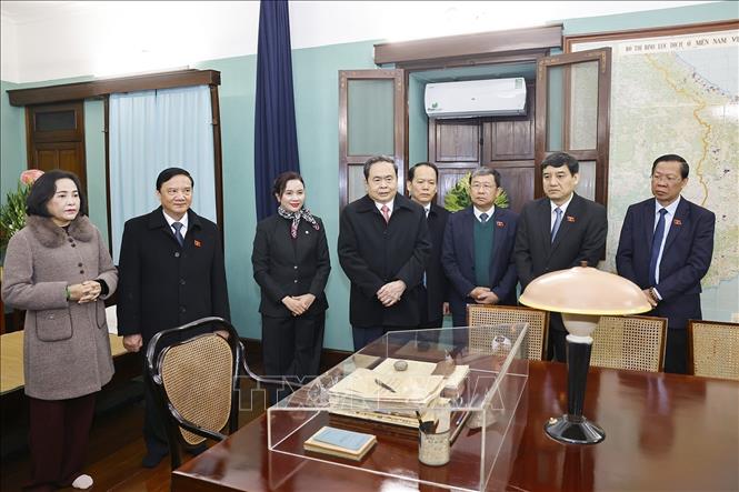 Chủ tịch Quốc hội Trần Thanh Mẫn cùng đại biểu dâng hương và thăm Nhà 67 trong Khu di tích Chủ tịch Hồ Chí Minh. Ảnh: Doãn Tấn - TTXVN