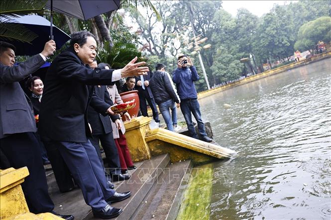 Chủ tịch Quốc hội Trần Thanh Mẫn cho cá ăn tại Ao cá Bác Hồ trong Khu di tích Chủ tịch Hồ Chí Minh trong Phủ Chủ tịch. Ảnh: Doãn Tấn - TTXVN