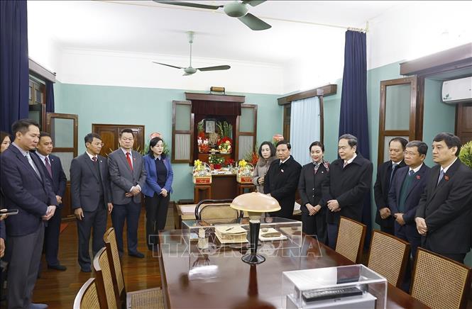 Chủ tịch Quốc hội Trần Thanh Mẫn cùng đại biểu dâng hương và thăm Nhà 67 trong Khu di tích Chủ tịch Hồ Chí Minh. Ảnh: Doãn Tấn - TTXVN