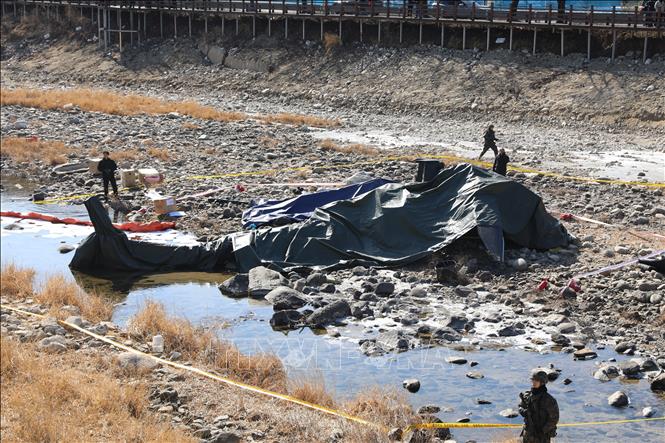 Quân đội Hàn Quốc phong tỏa hiện trường vụ rơi trực thăng quân sự ở huyện Gapyeong, tỉnh Gyeonggi ngày 9/2/2026. Ảnh: Yonhap/TTXVN