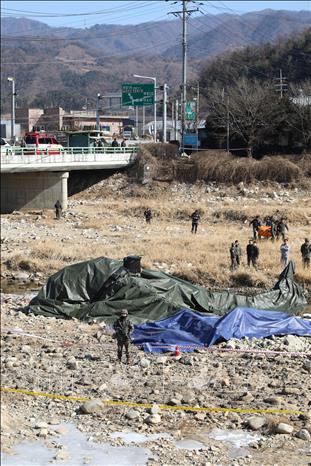 Quân đội Hàn Quốc phong tỏa hiện trường vụ rơi trực thăng quân sự ở huyện Gapyeong, tỉnh Gyeonggi ngày 9/2/2026. Ảnh: Yonhap/TTXVN